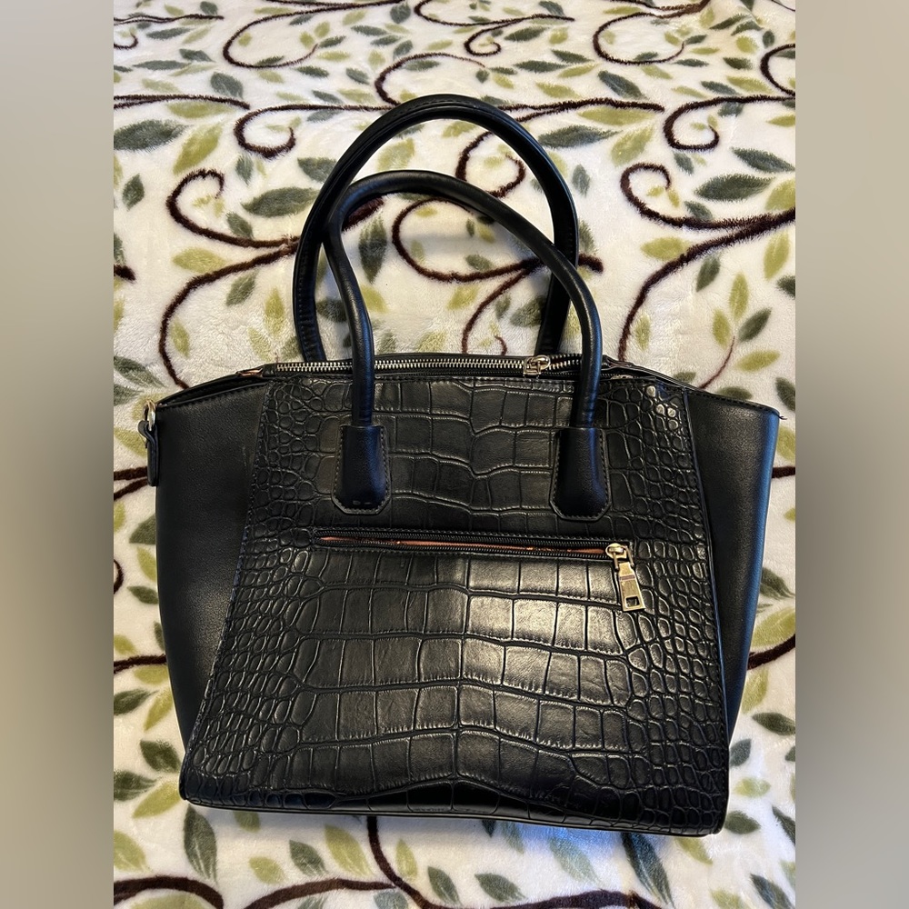 Black leather purse with lots of storage room